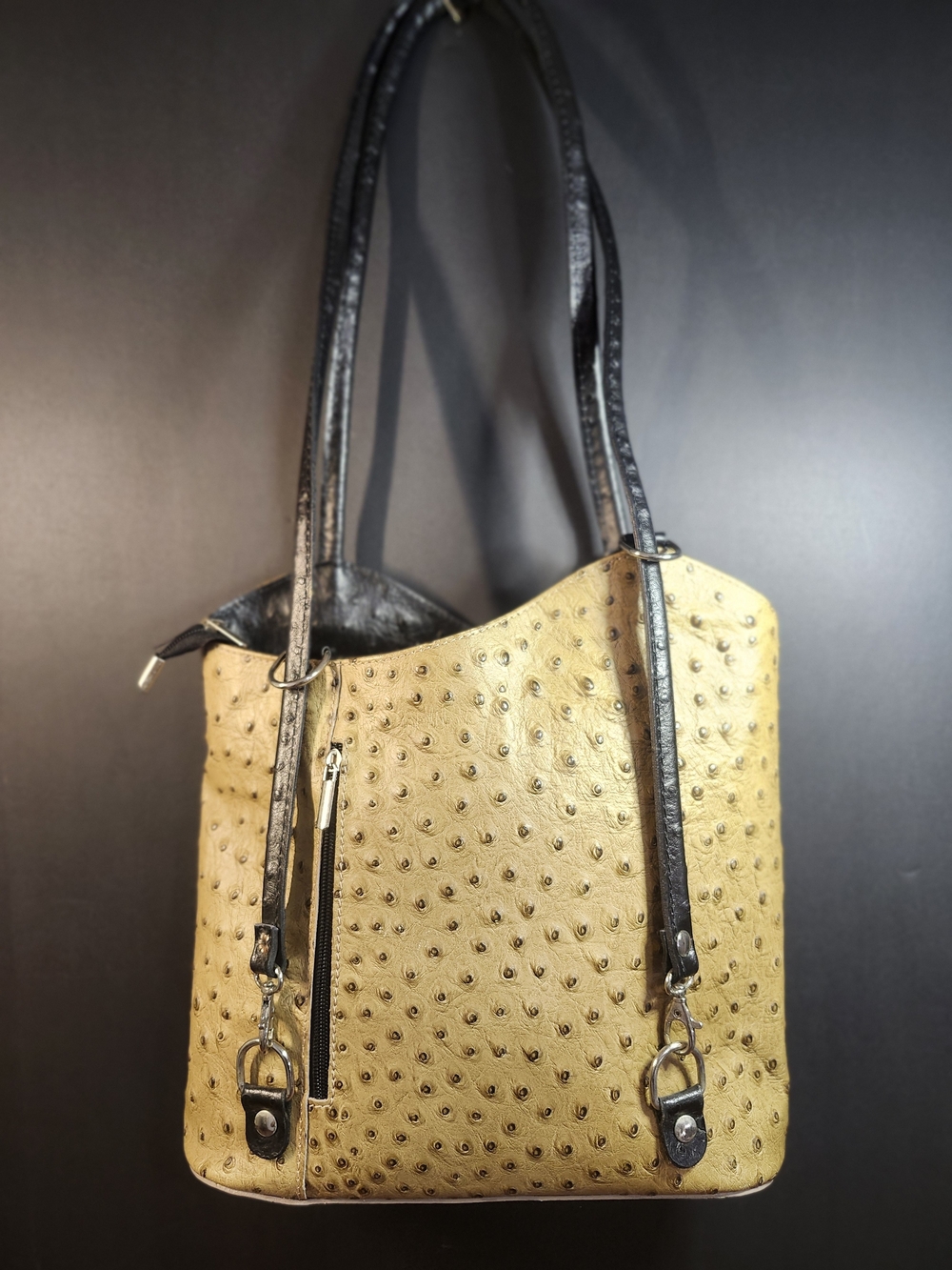 Borse in Pelle Italian leather convertible tote bag features a distinct gold ost